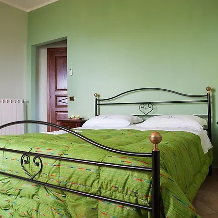 לינה וארוחת בוקר Bernadette 4*